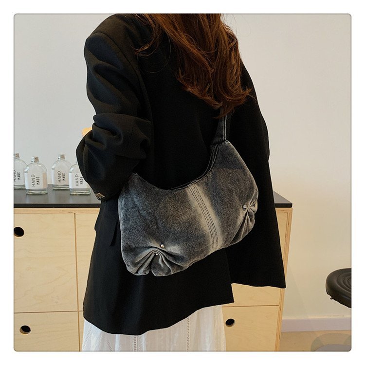 《グラデデニムショルダーバッグ》色の濃淡が魅せる、グラデーションデニム。持つだけでこなれ感が漂うショルダー。デニム 綿100 グラデーション 黒 ブルー ショルダー ギャザー ねじりハンドル 肩掛け 斜め掛け 軽量 小さめ コンパクト