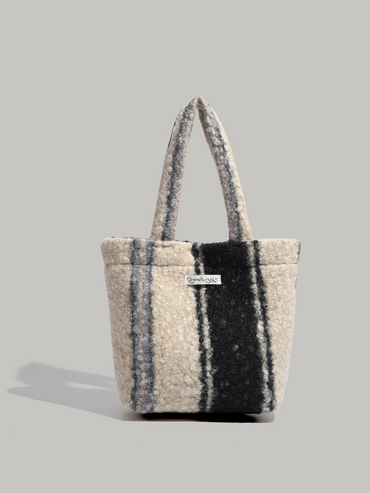 其它 - 《ストライプ柄ボアトートバッグ》ふわふわボア×ニュアンスストライプの癒し系トート。ボア ポリエステル ベージュ ストライプ柄 トート 手持ち 軽量 小さめ コンパクト ふわもこ 柔らか素材 秋冬 レディース 10代 20代 30代 40代 カジュアル 韓国 ガーリー