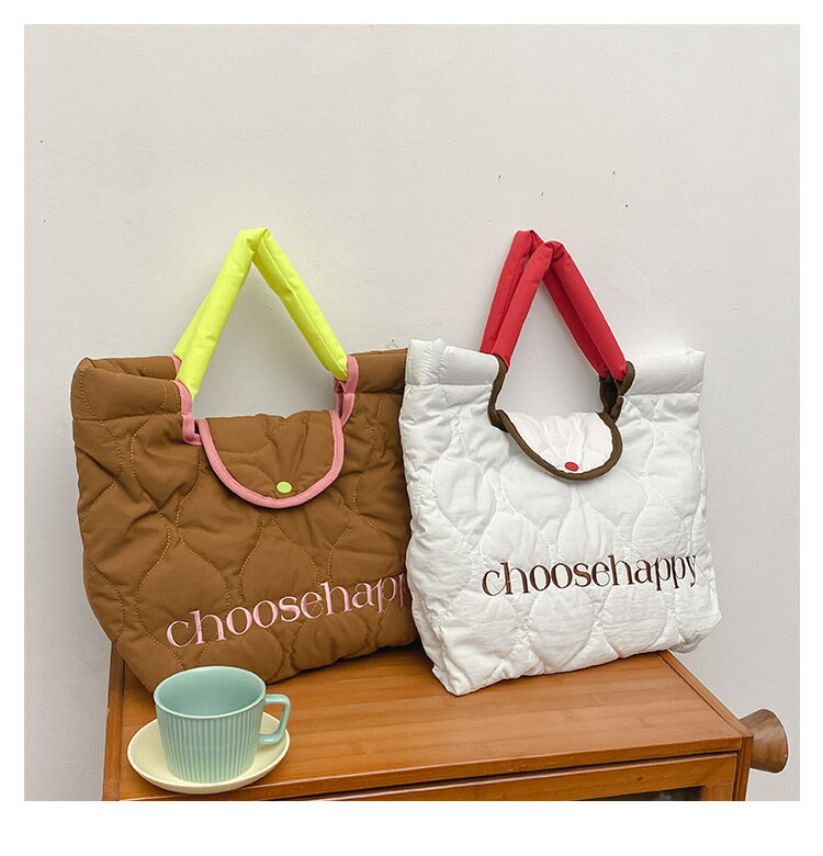 《英字刺繍入りキルティングトートバ...