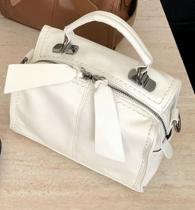 《フェイクレザーボストンバッグ》スタイルにモードなエッジを。毎日使える万能ボストン。フェイクレザー 合成皮革 PUレザー ボストン シルバー 黒 白 2WAY 手持ち 肩掛け 斜め掛け 軽量 高級感 撥水 モード ミニマル カジュアル 韓国 ナチュラル レディース 20代 30代 40代