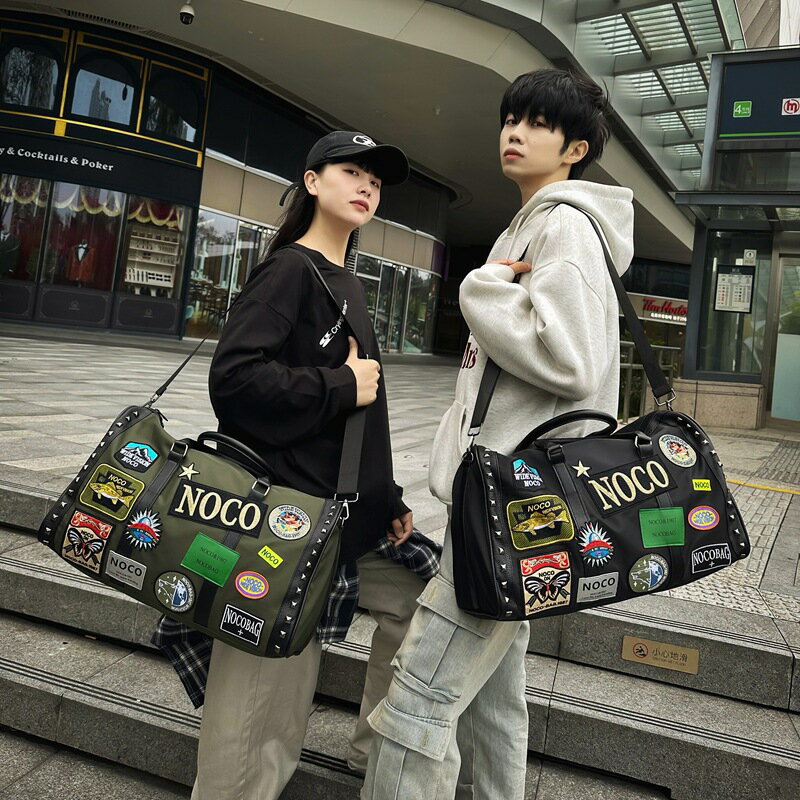 《ステッカーデザインボストンバッグ》ストリート感満載のボストンバッグ。ステッカーデザイン パッチ..