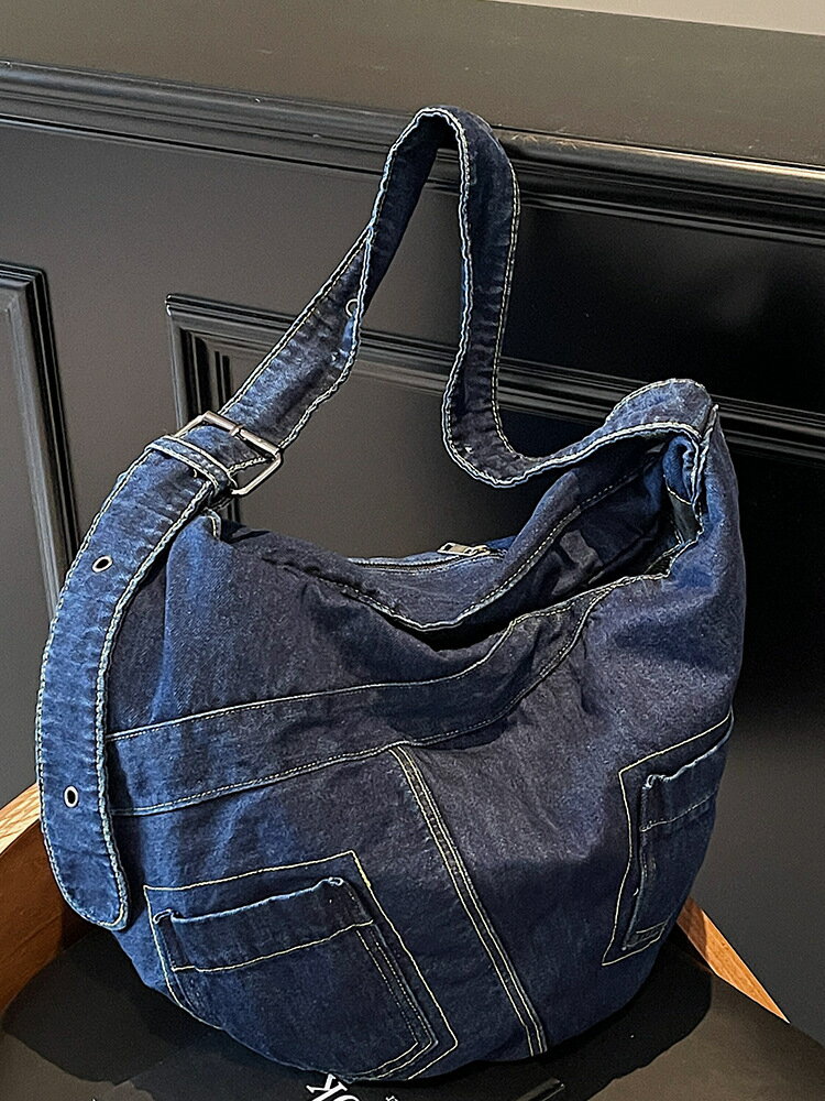 《デニムパンツ風ショルダーバッグ》デニムパンツモチーフ ポケット付き ステッチ入り ショルダーバッグ カジュアルバッグ 大容量 マチあり ワンショルダー 綿100％ コットン デニム素材 丈夫 軽量 黒 ブラック ブルー ネイビー インディゴ レディース メンズ ユニセックス