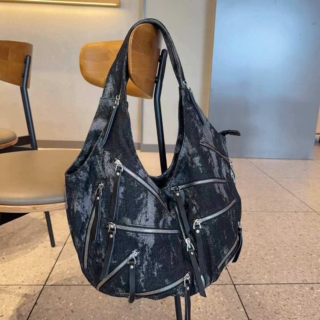 M - 《ファスナーデザインデニムトートバッグ》デニム トートバッグ ファスナーデザイン 綿100% 黒 ブラック 大容量 A4対応 PC収納 肩掛け 軽量 内ポケット付き ファスナーポケット 個性的 モード ストリート おしゃれ ユニセックス メンズ レディース 男女兼用 アヴァンギャルド