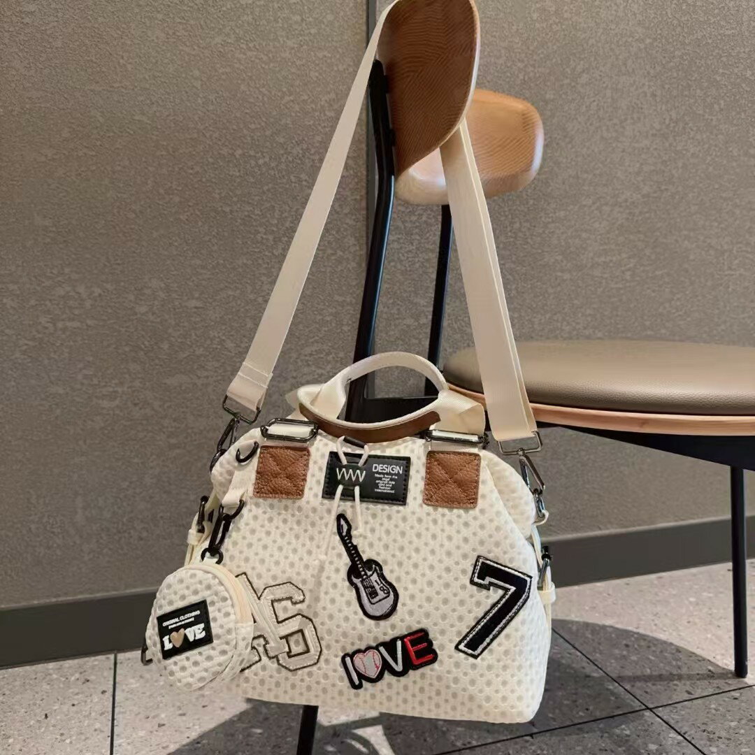 《ワッペン付2WAYバッグ》2WAYバッグ ダンボールニット ワッペン ポップデザイン 軽量 黒 白 ショルダーバッグ ハンドバッグ ミニポーチ付き レディース 個性的 スポーティー カジュアル デイリー アクセントバッグ