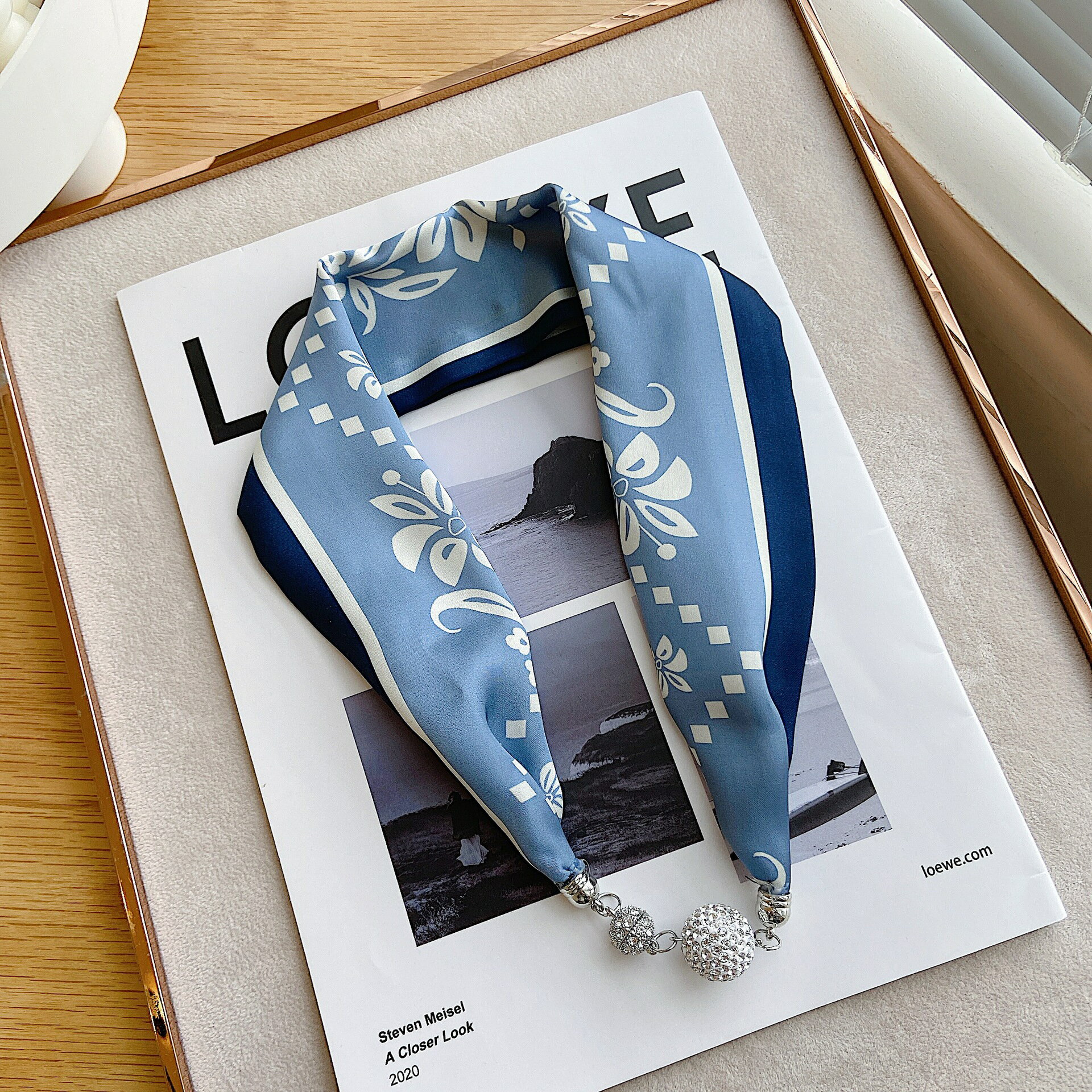 Rakuten - 【メール便送料無料】プリントネックレス風スカーフ 上品 アクセ感覚 ブルー