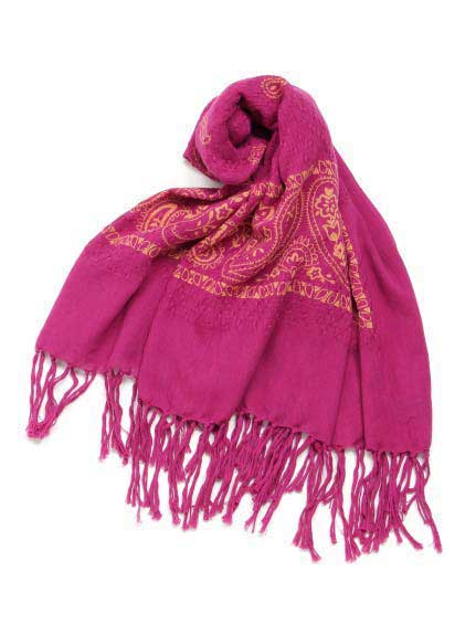 【メール便送料無料】≪嬉しいプチプラシリーズ♪≫正方形タイプなので、結び方のアレンジでオンオフ問わず幅広いスタイリングに活躍してくれるのも◎柔らかな質感が心地よいフリンジ付きのペイズリー柄ストール