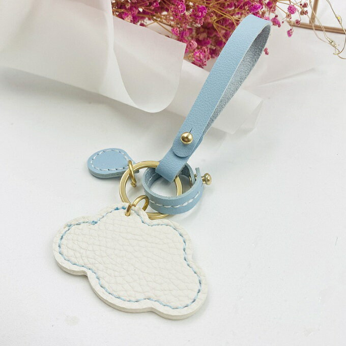 【メール便送料無料】大人女子にぴったりな高級感のある皮革素材のくもモチーフチャーム