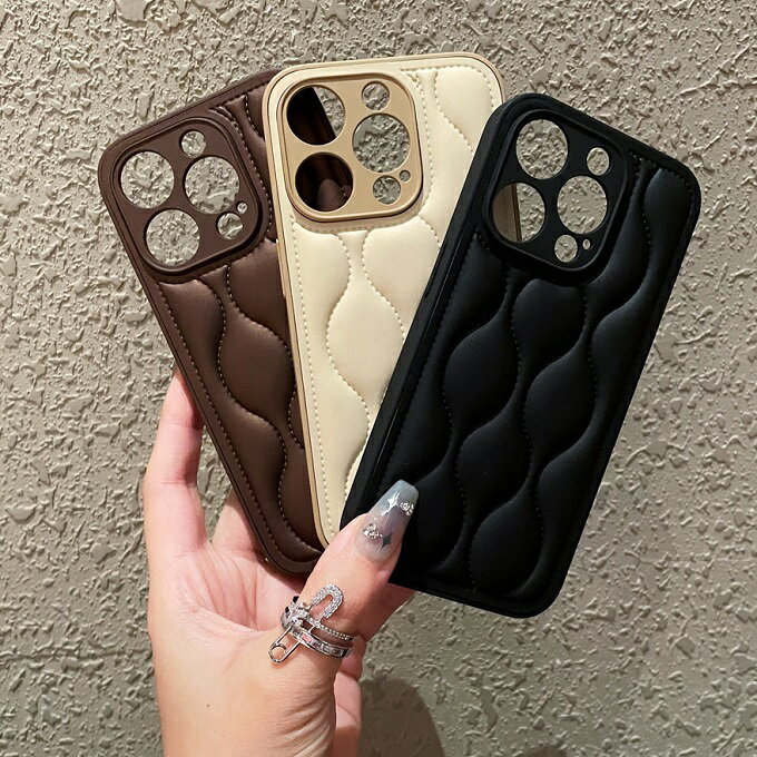 【メール便送料無料】≪大人気キルトシリーズ≫高級感あるダウン風立体的なボディ♪大人女子にぴったりなオシャレでCOOLなウェーブキルトデザインスマホケース iPhone11 i12 12Pro 12ProMax i13 13Pro 13ProMax i14 14Pro 14ProMax i15 15Pro 15ProMax i16 16Pro 16ProMax