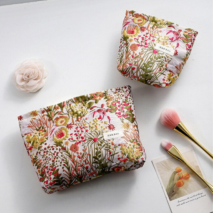 【メール便送料無料】≪大人気ボタニカル柄シリーズ≫ちょっぴりアンティークレトロで華やかな雰囲気があり、韓国ファッションやガーリーコーデとも相性抜群♪大人かわいいボタニカル柄の刺繍デザインが魅力のフラットポーチ