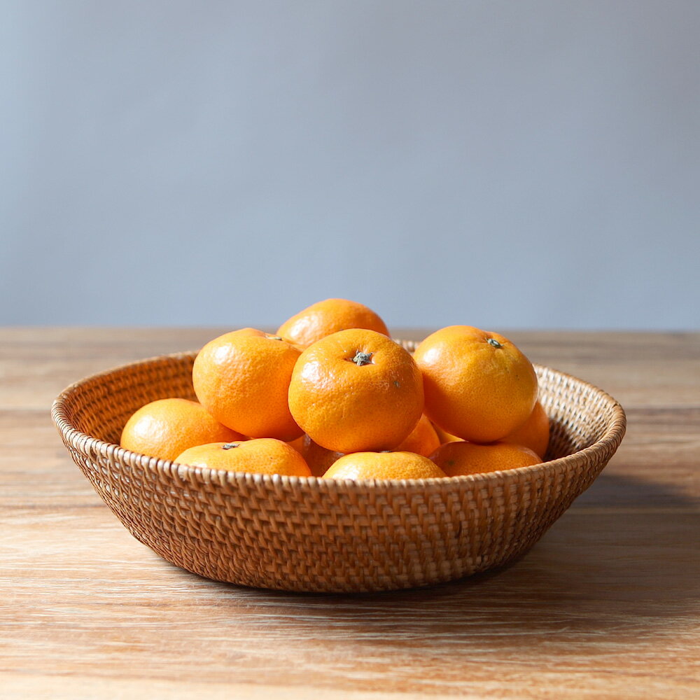 【あす楽】みかん かご バスケット かわいい おしゃれ 手編み ハンドメイド 手作り 自然素材 アタ製 菜園 収穫 フルーツ 果物 野菜 リンゴ バナナ バリ アジアン ナチュラル リゾート インテリア エスニック A01のサムネイル