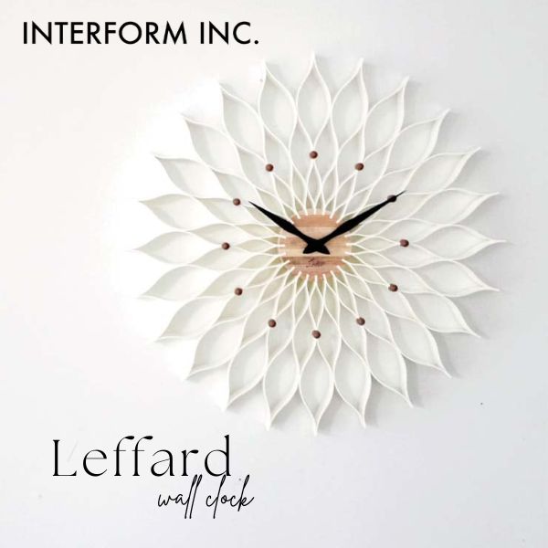 商品名 インターフォルム　INTERFORM　クロック　CLOCK　ルファール　Leffard　CL-9903 サイズ W50xH50xD5cm 重量 0.7kg 材質 プラスチック その他 付属電池なし※充電池はお使いいただけません ※壁掛け用木ネジ付　※ステップムーブメント 備考 おもわず目を奪われてしまう大きくて存在感のあるフォルム。満開のダリアを思わせる流線が美しい佇まいの壁掛け時計。 壁に飾ったときの存在感は他の何にも引けを取らないほど。大きな花のように広がる文字盤を時計の針が回る幻想的な雰囲気も味わえる、インテリアの主役級アイテム。 壁から5cmの奥行きは細い線に立体感を与えてさらに存在感を増します。見る角度によってその姿も変わっていくオブジェのような側面も。数字の変わりに付けられた12個のプラスチックパーツがいいアクセントになっています。 商品の販売に関しまして 当ショップにて掲載している商品は、他のWEBストアでも販売している為、ご注文時に完売となっている場合がございます。 その為、ご注文を頂きましたら当店にて確認・手配後に在庫の有無と、、商品確保の可否をメールにてご連絡させて頂いております。 こちらに在庫が無い場合、もしくはメーカーからも取り寄せが難しい場合は申し訳ありませんがご注文をキャンセルとさせて頂きますので、予めご了承ください。 インターフォルム　INTERFORM　クロック　CLOCK　ルファール　Leffard　CL-9903　時計　とけい　クロック　掛時計　掛け時計　かけ時計　ウォールクロック　新築祝い　ギフト　贈り物　プレゼント　画像はイメージ画像です。商品のカラーと異なる場合がございます。 ナチュラル（木調塗装） ホワイト