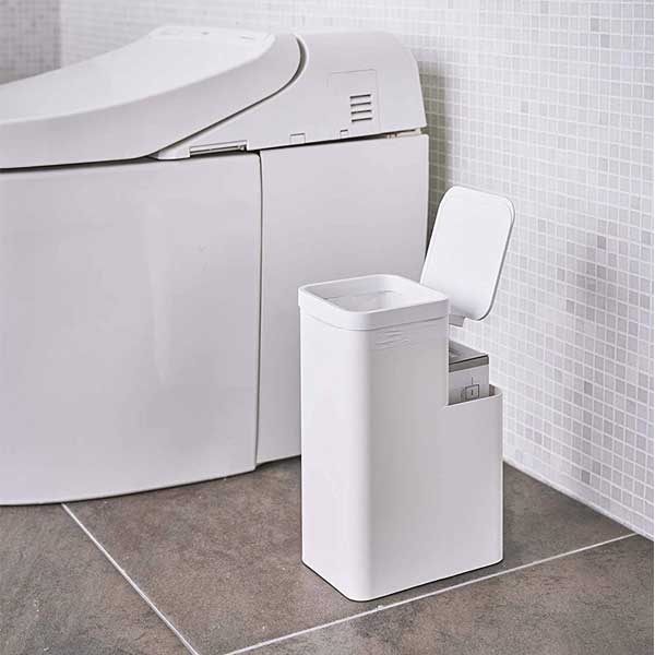 商品名 山崎実業　タワー　Tower　収納付きトイレポット　BATHROOM STORAGE BOX　05232/05233 サイズ 約W12XD19XH28cm、約12X19X36(蓋開口時）cm 重量 約1400g 素材 本体：スチール(粉体塗装)　蓋：ABS樹脂 その他 （対応サイズ）約W30×H35cmのポリ袋（目安）、※メーカーにより表記は異なる場合があります、（耐熱）蓋 90℃、（耐冷）蓋 -40℃、（内寸）開口部：約W10.5×D10.5cm（蓋使用時）・（収納部）約W11×D6.3×H17cm 備考 本体に袋をかけて蓋で挟み込むだけ! ポリ袋が収納できるスチール製のトイレポット。蓋の向きを変えられるので、お好みの位置で収納部を変えられます。スチール製のスタイリッシュなデザインです。蓋は指がかかるように設計。開口部が大きくしっかりと蓋が開くから捨てやすい。 タワー　Tower　トイレ用品　サニタリー用品　トイレポット　収納ケース　トイレ収納　サニタリー収納　　