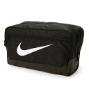 ◆商品名：(ナイキ) Nike シューズケース Brasilia Shoe Bag Blk/Wht SHSBG バスケットボール 素材：ポリエステル100% □サイズ W約31cm×H約19cm×D約14cm,容量/約11L 重さ/約150g ※サイズ表記はメーカー発表(タグ等に記載)の数値と実寸値で若干の違いがある場合があります。当店では実際に測定した数値を記載しております。 □素材 ポリエステル □内容 収納：メインポケット、フロントポケット ハンディベルト、フック付き ※…掲載の商品画像に関して… 当店では、可能な限り商品の実際の色とモニター（パソコン）上での色の違いをなくす 　処置（パソコンでのモニターキャリブレーション、ソフトによる色処理等）をしておりますが、お客様の閲覧環境（モニターのカラー設定、スマートフォンでの閲覧、照明等）によって色の差異が生じる場合がございます。何卒ご了承の上、ご注文下さりますようお願い致します。