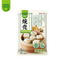 商品名UMAUMA焼売 グルテンフリー6個名称そうざい原材料名野菜（玉ねぎ（国産）、しょうが（国産））、しいたけ（国産）、粒状植物性たん白、皮（米粉（米（秋田県産））発芽玄米粉、乳化油脂、ぶどう糖、食塩）、食用油脂、粉末状植物性たん白、食塩、本みりん、砂糖、こんにゃく粉、酵母エキス、香辛料／加工デンプン、糊料（メチルセルロース、HPMC、増粘多糖類）、トレハロース、（一部に大豆を含む）内容量210g賞味期限枠外の下部に記載してあります。保存方法−18℃以下で保存してください。JANコード4532934006224容器（材質）外装：PE,PET（ポリエチレン、ポリエチレンテレフタレート）トレイ：PP（ポリプロピレン）製造者株式会社餃子計画東京都港区西新橋2−7−4製造所秋田県南秋田郡大潟村西4-94原材料配合割合野菜（玉ねぎ32％、しょうが1％）、米粉5％（仕込時）アレルギー情報大豆この製品はごまを使用した製品と同一ラインで製造をしています。栄養成分表示（100g当たり）エネルギー：136kcalたんぱく質：7.0g脂質：4.8g炭水化物：16.2g食塩相当量：1.4g