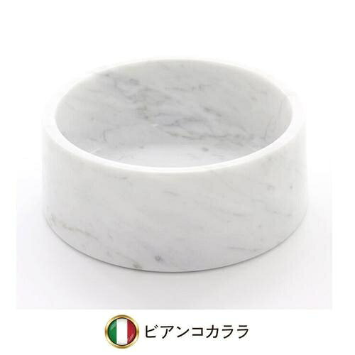 商品の特徴 天然大理石を贅沢にくり抜き一つ一つ丁寧に作られたウォーター／フードボウル インテリアの雰囲気に馴染むホワイト系有名大理石のビアンコカララ／漆黒の色味と艶が特徴のネロマルキーナの2種類、2サイズから選択可能 厳選した高品質な大理石を使用、表面を鏡面加工した大切なペットに相応しい品質 大理石の特性により水をペットが飲むのに最適な冷たさに保持 遊び好きなワンちゃんが押しても簡単には動いたりしない独自のシェープと適度な重み 商品の詳細 お手入れ方法 仕様 内容量、サイズ：φ214mm×H84mm（約1200ml） 適用年齢：全年齢