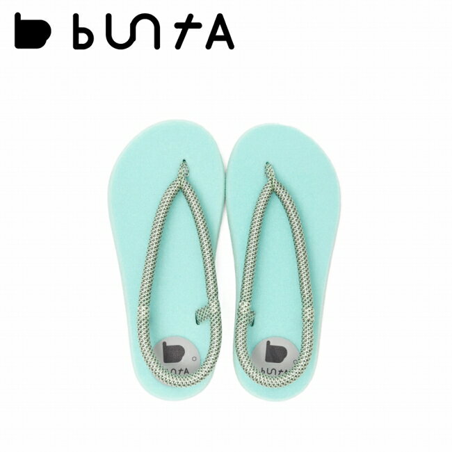 メーカー希望小売価格はメーカーカタログに基づいて掲載していますSpec ブランド名 buntA ブンタ 商品名 waraji sandal ワラジサンダル glow メーカー型番 サイズ 41-42(26cm)43-44(27cm)45-46(28cm)※ハーフサイズの方はワンサイズ上をおすすめします。※メーカーサイズ参照 カラー Glow 詳細 &nbsp; 発泡ラバーに蓄光性を持たせるという初の試みに成功。鮮やかなアイスブルーは、夜になると光るサンダルへ。履いた瞬間、足裏をふわっと包み込む心地よさ。歩くほどに、足と一体になるようなホールド感が生まれます。その発想の原点は、日本の「草履(わらじ)」。鼻緒でしっかり支え、足指を自然に動かし、地面を足裏全体でとらえる。そんな日本人本来の歩き方を、自然と取り戻せます。好みに合わせて履き方を変えられる、2wayデザインも人気の理由です。----------------------------------【素材】＜鼻緒＞組紐：ポリエステル100%芯材：発泡ゴム＜フットベッド/底材＞特殊配合ゴム ------------------------------------------------------------ ※モニタやPC環境等により実物と多少色合いが異なって見える場合もございます。 ※外箱がある商品につきましては生産、運搬の過程上、商品の箱(外箱)に多少の汚れや、破れ等が生じる場合がございます。 予めご了承の上お買い求め頂きます様、よろしくお願いいたします。 ※パターン生地を使用している商品によってはパターン位置に個体差がございます。予めご了承下さい。 ※一部商品画像にメーカー提供画像を使用している商品もございますので、仕様が予告なく変更される場合がございます。 ※複数のショッピングモールで同時販売しておりますので、在庫切れになってしまう場合がございます。 厳重に注意し在庫システムで管理を行っておりますが、お買い上げいただいた商品が品切れになってしまう場合がございます。 また、人気商品に関しましても複数のお客様が一度に購入を行い、在庫の反映が間に合わずご購入できてしまう場合がございます。 その際はお客様には必ずご連絡をさせていただきますが、万が一入荷予定がない場合はキャンセルさせていただく場合がございます。 大変申し訳ございませんがあらかじめご了承ください。 ※メール便発送対象商品に関しましては、メール便規定料金にてお送りします。 ※ガス缶などをご使用いただく商品の場合、同メーカーのものをご使用いただくことを推奨しております。 製品不良などが起こった場合、保証対象外となる場合がございます。 ------------------------------------------------------------