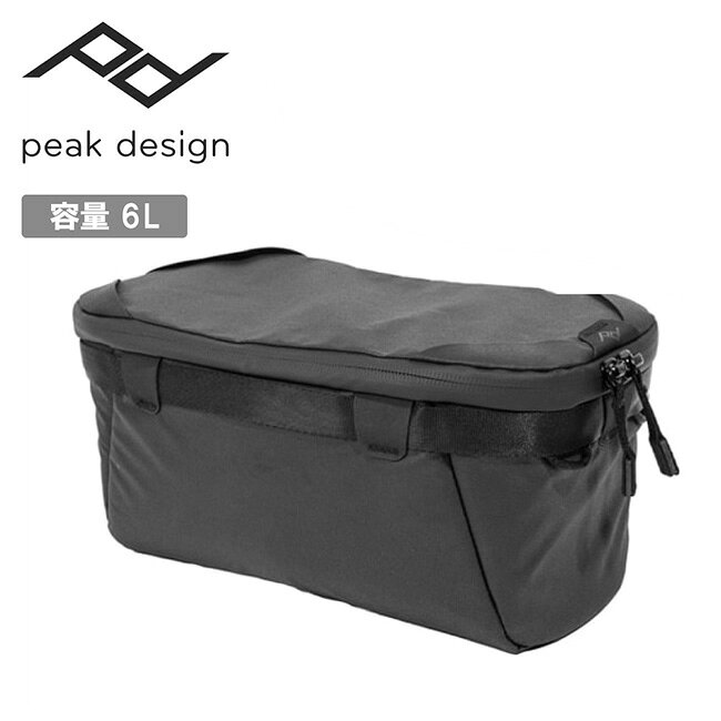 メーカー希望小売価格はメーカーカタログに基づいて掲載していますSpec ブランド名 Peak Design ピークデザイン 商品名 カメラ キューブ V2 スモール メーカー型番 BCC-S-BK-3 サイズ 【外寸】H15×W31×D15cm【内寸】H13×W29×D13.5cm※メーカーサイズ参照 カラー 詳細 &nbsp; カメラキューブはピークデザイン製トラベルバッグシリーズに収納でき、カメラやレンズなどの機材を保護するケースです(※)。この度、新たなサイズを加えてバージョン2へアップデートされました。コンパクトなミラーレスカメラから大きな撮影機材、ドローン機器まで、さまざまな機材の保護・整理に対応します。さらに、保護性を損なうことなく素材のスリム化・軽量化に成功し、より使いやすくなりました。付属の専用クリップでピークデザイン製トラベルバッグのメインコンパートメント内に固定でき、移動中も安心です。フロントパネルはダブルジッパーで大きく開き、中身の確認や出し入れがスムーズです。パネル内側のパッドを取り出して折り畳めば、バッグに収納した状態でも素早く機材にアクセスできます。V2から採用された全方向から掴めるグラブハンドルと、つまみやすいフラップコーナーの形状により、より簡単にバッグからの出し入れができるようになりました。内側には、再設計された自由度の高い中仕切りを備え、荷物をしっかり保護しながら効率的な収納を可能にします。フィルターやレンズキャップなどの小物を収納できる「フローティングポケット」が付属します。カメラキューブ表面にはブルーデザイン認証を受けた 100パーセントリサイクル素材のナイロンキャンバス生地を、ジッパーにはウルトラジッパーを採用し、高い耐候性を誇ります。ピークデザインのカメラキューブV2は、細部まで考え抜かれたデザインで、機材への高いアクセス性と使い勝手の良さを提供し、旅先で撮影を楽しむフォトグラファーやトラベラーのさまざまなニーズに応えます。※トラベルバックパック30Lへ収納する場合は、バッグを拡張する必要があります。----------------------------------【重量】310g(中仕切り含む)【容量】6L【同梱物】・中仕切り(スモール)×1・中仕切り(FlexFold)×1・フローティングポケット×1・Cクリップ×4 ------------------------------------------------------------ ※モニタやPC環境等により実物と多少色合いが異なって見える場合もございます。 ※外箱がある商品につきましては生産、運搬の過程上、商品の箱(外箱)に多少の汚れや、破れ等が生じる場合がございます。 予めご了承の上お買い求め頂きます様、よろしくお願いいたします。 ※パターン生地を使用している商品によってはパターン位置に個体差がございます。予めご了承下さい。 ※一部商品画像にメーカー提供画像を使用している商品もございますので、仕様が予告なく変更される場合がございます。 ※複数のショッピングモールで同時販売しておりますので、在庫切れになってしまう場合がございます。 厳重に注意し在庫システムで管理を行っておりますが、お買い上げいただいた商品が品切れになってしまう場合がございます。 また、人気商品に関しましても複数のお客様が一度に購入を行い、在庫の反映が間に合わずご購入できてしまう場合がございます。 その際はお客様には必ずご連絡をさせていただきますが、万が一入荷予定がない場合はキャンセルさせていただく場合がございます。 大変申し訳ございませんがあらかじめご了承ください。 ※メール便発送対象商品に関しましては、メール便規定料金にてお送りします。 ※ガス缶などをご使用いただく商品の場合、同メーカーのものをご使用いただくことを推奨しております。 製品不良などが起こった場合、保証対象外となる場合がございます。 ------------------------------------------------------------