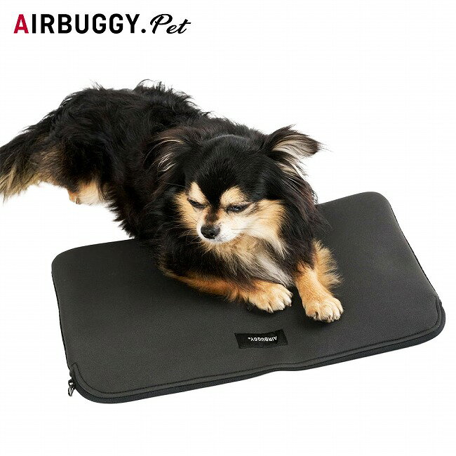 メーカー希望小売価格はメーカーカタログに基づいて掲載していますSpec ブランド名 AIRBUGGY エアバギー 商品名 DOME3 & WIZ COOL CUSHION ドーム3＆ウィズクールクッション メーカー型番 AD9086 サイズ カバー：高さ27×幅42cm保冷剤：高さ16.5×幅23.5cm※メーカーサイズ参照 カラー Grey 詳細 &nbsp; ペットカートでのおでかけを快適にサポートするクールクッション。ドームシリーズとWIZシリーズの横幅にぴったりなサイズです。カバーに入れて35度の気温で5℃以下を4時間キープします。※風や湿度、使用環境により異なります。----------------------------------【内容】・クールクッションカバー×1点・保冷剤×2点【素材】表地：ポリエステル100％(合成ゴム使用)裏地(メッシュ)：ポリエステル100％保冷剤(フィルム)：ナイロン/ポリエチレン　　　 (内容物)：水/増粘剤/不凍液【重さ】・カバー：105g・保冷剤：400g×2個【注意事項】保冷剤に含まれる不凍液(プロピレングリコール)は赤ちゃんのおしりふき、化粧品などにも使用されている成分ですが、保冷剤(ジェル)の猫へのご使用はお控えください。猫が誤食すると健康を害する可能性があります。その他の動物でも保冷剤の中身が破れて誤食をしないように十分に注意してください。(犬への使用制限はありません。) ------------------------------------------------------------ ※モニタやPC環境等により実物と多少色合いが異なって見える場合もございます。 ※外箱がある商品につきましては生産、運搬の過程上、商品の箱(外箱)に多少の汚れや、破れ等が生じる場合がございます。 予めご了承の上お買い求め頂きます様、よろしくお願いいたします。 ※パターン生地を使用している商品によってはパターン位置に個体差がございます。予めご了承下さい。 ※一部商品画像にメーカー提供画像を使用している商品もございますので、仕様が予告なく変更される場合がございます。 ※複数のショッピングモールで同時販売しておりますので、在庫切れになってしまう場合がございます。 厳重に注意し在庫システムで管理を行っておりますが、お買い上げいただいた商品が品切れになってしまう場合がございます。 また、人気商品に関しましても複数のお客様が一度に購入を行い、在庫の反映が間に合わずご購入できてしまう場合がございます。 その際はお客様には必ずご連絡をさせていただきますが、万が一入荷予定がない場合はキャンセルさせていただく場合がございます。 大変申し訳ございませんがあらかじめご了承ください。 ※メール便発送対象商品に関しましては、メール便規定料金にてお送りします。 ※ガス缶などをご使用いただく商品の場合、同メーカーのものをご使用いただくことを推奨しております。 製品不良などが起こった場合、保証対象外となる場合がございます。 ------------------------------------------------------------