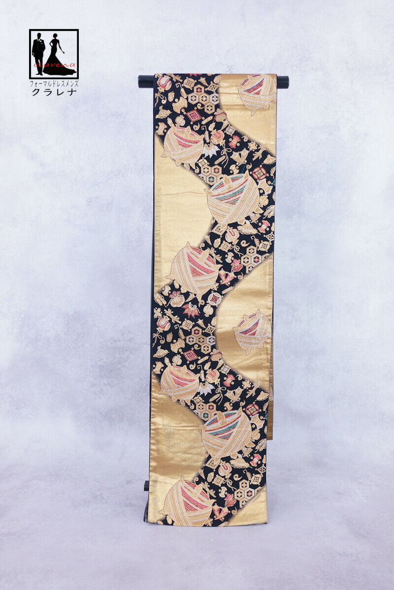 《ブラックフライデークーポンで500円-27,000円OFF》販売 クラレナの 金 黒 苧環 宝尽くし 振袖用 正絹 袋帯 (cl_kimono2517) (中...