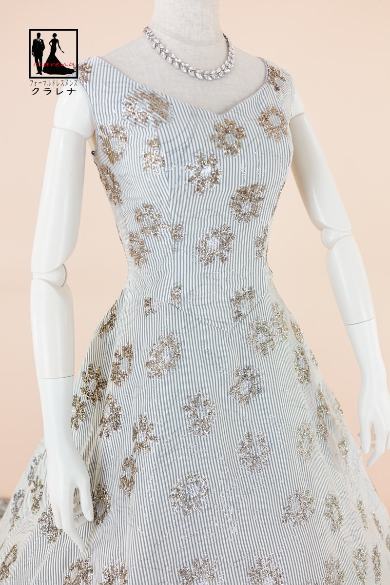 《フォーマル衣装》カラードレス 9号フリー (CLC5147) クラレナ Del Grappa グレー 白 ストライプ ラメ花 ネックレス イヤリング付き【ドレス】 【洋装】【中古】 (USED品)（リサイクル）【cd7】【cd9】【cd11】【cd13】