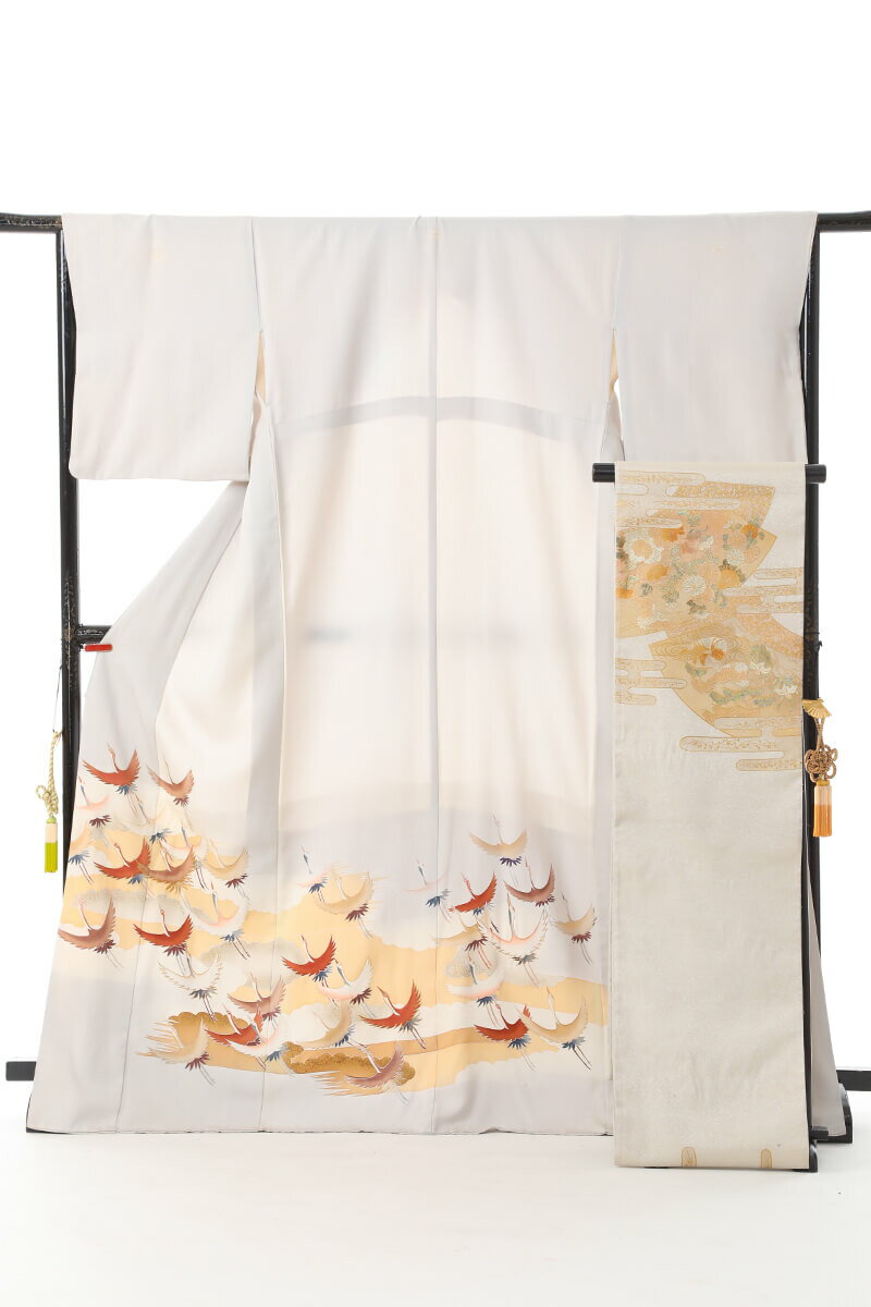 《ブラックフライデークーポンで500円-27,000円OFF》クラレナの 難アリ 家紋 三つ紋 比翼仕立クラレナの 家紋 五三桐 落款入り 薄グレー 鶴 正絹 ...