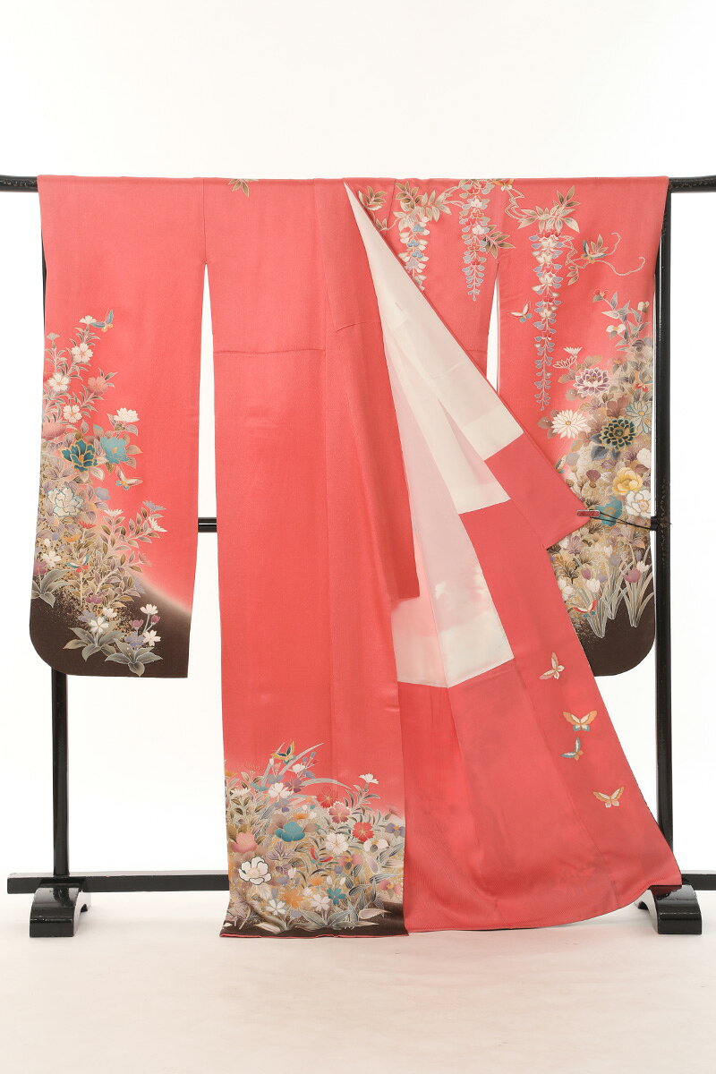 《フォーマル衣装》販売 クラレナの コーラルピンク 焦げ茶色 花々 蝶 正絹 中振袖 (MS1258) (中古) (USED) (リサイクル)【和装】【着物】【女性】【中振袖】