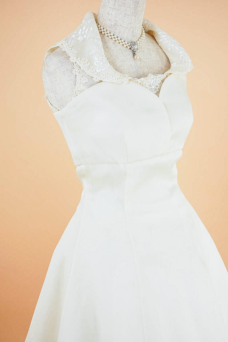 《フォーマル衣装》販売 クラレナの アイボリーに花レース・丸襟 ロングドレス 5号(CLW994) 中古 (USED品)（リサイクル）中古ドレス【洋装】【ドレス】【wd7】