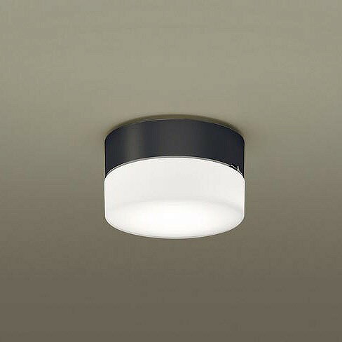 電圧：100VVA：9KVA：0.009消費電力：5W（固有）エネルギー消費効率：88lm/W色温度：3500KRa：Ra83注意事項※送り用端子台付：送り配線時はボックスが必要です。返品・交換について「返品不可」：返品不可の商品⇒詳細はこちらをクリック※当店ではお客様都合による交換は受け付けておりません。メーカー/品番パナソニック XLGE5005CE1商品カテゴリ照明器具 エクステリアライト 軒下用シーリングライト取付方法取付・電気工事が必要です。本体サイズ幅φ145・高87 0.6kg商品説明カラー区分： ブラックランプ色： LED（温白色）合計W数： 5ランプ・W数： LEDフラットランプφ70 クラス500 1灯（口金GX53-1）主な仕様： パナソニック 防雨型 白熱電球60形1灯器具相当■検索コード 20220428■ジャンル 花・ガーデン・DIY エクステリア・ガーデンファニチャー ライト・イルミネーション 玄関灯■カテゴリ 照明器具 エクステリアライト 軒下用シーリングライトその他注意事項※本商品は、メーカー取り寄せのため、欠品している場合がございます。※画像はイメージです。商品の詳細はメーカー受付窓口/HPにてご確認ください。※掲載商品は予告無く販売終了となっている場合もあり、掲載商品全ての出荷確約をするものではありません。パナソニック 軒下用シーリングライトXLGE5005CE1 本体色：ブラック