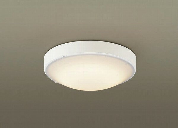 電圧：100V色温度：2700K消費電力：7.8W（固有）エネルギー消費効率：90.3lmWRa：Ra83天井面・壁面取付専用工具を使わずにランプ交換ができる防湿・防雨型シーリングライト。集合住宅の共用部リニューアルにもおすすめ。注意事項一般住宅用（業務用浴場使用不可）返品・交換について「返品不可」：返品不可の商品⇒詳細はこちらをクリック※当店ではお客様都合による交換は受け付けておりません。メーカー/品番パナソニック LGW51716WCF1商品カテゴリ照明器具 LED照明器具 シーリングライト取付方法取付・電気工事が必要です。本体サイズ幅φ330・高105商品説明カラー区分： ホワイトランプ色： LED（電球色）合計W数： 7.8ランプ・W数： LEDフラットランプφ205 クラス700（口金GX53-1a）主な仕様： パナソニック 防雨・防湿型 20形丸型蛍光灯相当■検索コード 20190328■ジャンル インテリア・寝具・収納 ライト・照明器具 天井照明 シーリングライト・天井直付灯■カテゴリ 照明器具 LED照明器具 シーリングライトその他注意事項※本商品は、メーカー取り寄せのため、欠品している場合がございます。※画像はイメージです。商品の詳細はメーカー受付窓口/HPにてご確認ください。※掲載商品は予告無く販売終了となっている場合もあり、掲載商品全ての出荷確約をするものではありません。パナソニック 屋外用シーリングライトLGW51716WCF1 本体色：ホワイト
