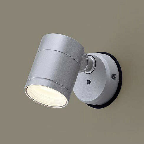 電圧：100VVA：8KVA：0.008消費電力：5W（固有）エネルギー消費効率：72lm/W色温度：2700KRa：Ra83注意事項※画像方向以外取付不可返品・交換について「返品区分A」：「未開封・未使用」「商品到着後1週間以内」「返品手数料商品代金の50%以上」の条件にて返品可能⇒詳細はこちらをクリック※返品送料は全てお客様負担とさせて頂きます。※当店ではお客様都合による交換は受け付けておりません。メーカー/品番パナソニック XLGE1004CE1商品カテゴリ照明器具 エクステリアライト スポットライト取付方法取付・電気工事が必要です。商品説明カラー区分： シルバーランプ色： LED(電球色)合計W数： 5ランプ・W数： LEDフラットランプφ70 クラス500 1灯（口金GX53-1）主な仕様： パナソニック 防雨型 白熱電球60形1灯器具相当【検索用コード】 【R送料無料_パナE】■検索コード 20210506■ジャンル 花・ガーデン・DIY エクステリア・ガーデンファニチャー ライト・イルミネーション 玄関灯■カテゴリ 照明器具 エクステリアライト スポットライトその他注意事項※本商品は、メーカー取り寄せのため、欠品している場合がございます。※画像はイメージです。商品の詳細はメーカー受付窓口/HPにてご確認ください。※掲載商品は予告無く販売終了となっている場合もあり、掲載商品全ての出荷確約をするものではありません。パナソニック 屋外用スポットライトXLGE1004CE1 本体色：シルバー
