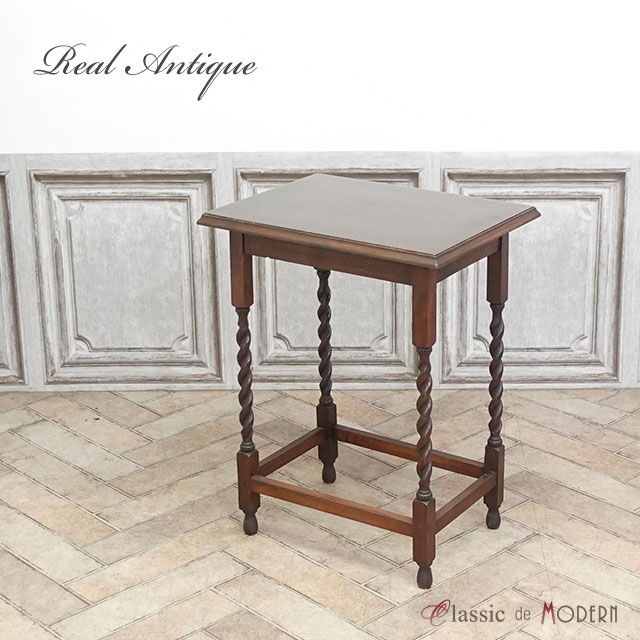 品名・品番 antique80000d　サイドテーブル　1930年頃　オーク材　イギリス サイズ W 56.5 x D 42 x H 73 cm 商品について イギリスアンティーク家具の定番人気アイテム、オケージョナルテーブルです。 シンプ...