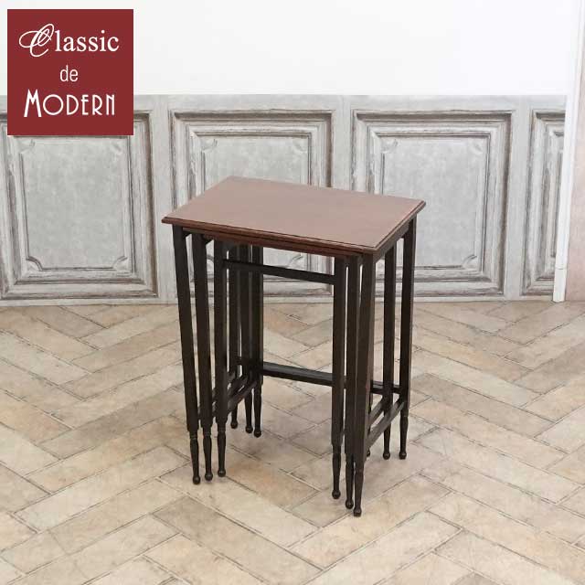 品名・品番 antique81215　ネストテーブル　1920年頃　マホガニー材　イギリス サイズ 大:W 48.5 x D 33 x H 65 cm中:W 40 x D 29 x H 62 cm小:W 33 x D 25.5 x H 60 cm 商品について シンプルなデザインのネストテーブルです。 ネストテーブルは、3台の大きさの違うテーブルを入れ子に収納できる優れものです。 使わない時はコンパクトに収納できるのもうれしいポイントですね。 ご自宅だけでなく、店舗様の什器として、いろいろなシーンで使っていただけます。 是非あなたのセンスで輝かせてみてください。 足に反りがございます。 構造的なぐらつきがございます。 こちらのアイテムは・・・ 『本物』アンティーク家具につき、在庫は1点限り 次回再入荷がないのがアンティーク家具。 お気に入りのものが見つかったら、お早めにご検討下さい 配送について 配送:特別小型家具配送 B 配送方法については、こちらをご参照ください。 ご注意ください 在庫数は随時チェックしておりますが、他サイトでの販売も行っておりますので 売約在庫切れになる場合がございます。あらかじめご了承ください。 送料は買い物かご合計時に0円となりますが、弊社では大小さまざまな商品を扱っております。 ご注文メール確認後に送料を含めたご注文明細をご案内いたします。 ※離島につきましては、配送可能かをご注文前にお問い合わせくださいませ。 お問い合わせ先 クラシックデモダン 電話：0748-64-9027　FAX：0748-83-1184 メール：store@classicdemodern.com