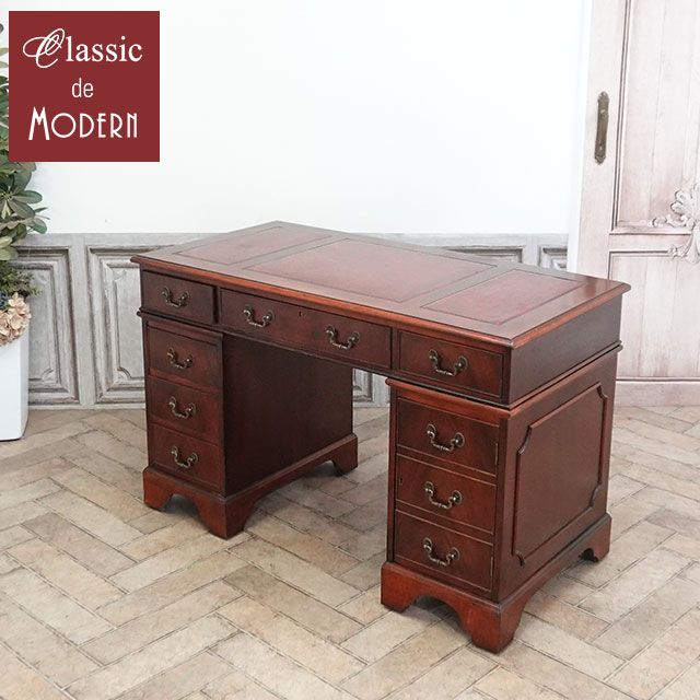 品名・品番 antique81237　デスク　1950年頃　MDF(マホガニー)材　イギリス サイズ W 123 x D 62 x H 78 cm脚を入れる部分のサイズ:W 53 x H 61 cm 商品について イギリスアンティーク王道デザインのデスクです。 積み重ねるだけの構造で、特に工具も必要ないため、移動なども楽々です。 マホガニー材の杢目を活かしたデザインも素敵で、赤色系ののレザーが大人かわいい雰囲気ですね。 こんな素敵なデスクがあればお仕事もついついはかどってしまいそうですね。 書斎や自分だけの特別な空間にいかがでしょうか？ パソコンデスク、勉強机、あるいはディスプレイ台としてもおススメです。 是非あなたのセンスで輝かせてください。 レザーにひび割れ、キズ・モールパーツ所々にカケがございます。 こちらのアイテムは・・・ 『本物』アンティーク家具につき、在庫は1点限り 次回再入荷がないのがアンティーク家具。 お気に入りのものが見つかったら、お早めにご検討下さい 配送について 配送:家財便 Dランク 配送方法については、こちらをご参照ください。 ご注意ください 在庫数は随時チェックしておりますが、他サイトでの販売も行っておりますので 売約在庫切れになる場合がございます。あらかじめご了承ください。 送料は買い物かご合計時に0円となりますが、弊社では大小さまざまな商品を扱っております。 ご注文メール確認後に送料を含めたご注文明細をご案内いたします。 ※離島につきましては、配送可能かをご注文前にお問い合わせくださいませ。 お問い合わせ先 クラシックデモダン 電話：0748-64-9027　FAX：0748-83-1184 メール：store@classicdemodern.com