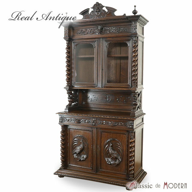 品名・品番 antique64435　キャビネット　1900年頃　オーク材　フランス サイズ W 126 x D 58 x H 249 (天板高 96.5) cm 商品について 全体に施された彫刻が圧倒的な迫力のキャビネットです。 そのクオリティは本物アンティークならでは！ 手掘りの温かさと技術の高さに思わず見とれてしまいます。 鳥やドラゴンをイメージするかのような動物が支柱になっていたりと、 どこか神秘的で上品な雰囲気を醸し出します。 既製品では出すことのできない迫力あるデザインはいつまで眺めていても飽きがきませんよね。 この時を経たものの不思議な存在感は、本物アンティークでしか味わえない魅力ですよね♪ 置くだけで絵になるキャビネットは、ショップ様の店舗什器としてもお勧めできます。 使用経年上の味わいが、他の商品よりも深い商品となっております。 商品保全上、複数個口でのお届けとなり、組み立てが必要になります。 こちらのアイテムは・・・ 『本物』アンティーク家具につき、在庫は1点限り 次回再入荷がないのがアンティーク家具。 お気に入りのものが見つかったら、お早めにご検討下さい 配送について 配送:家財便 Gランク 配送方法については、こちらをご参照ください。 ご注意ください 在庫数は随時チェックしておりますが、他サイトでの販売も行っておりますので 売約在庫切れになる場合がございます。あらかじめご了承ください。 送料は買い物かご合計時に0円となりますが、弊社では大小さまざまな商品を扱っております。 ご注文メール確認後に送料を含めたご注文明細をご案内いたします。 ※離島につきましては、配送可能かをご注文前にお問い合わせくださいませ。 お問い合わせ先 クラシックデモダン 電話：0748-64-9027　FAX：0748-83-1184 メール：store@classicdemodern.com