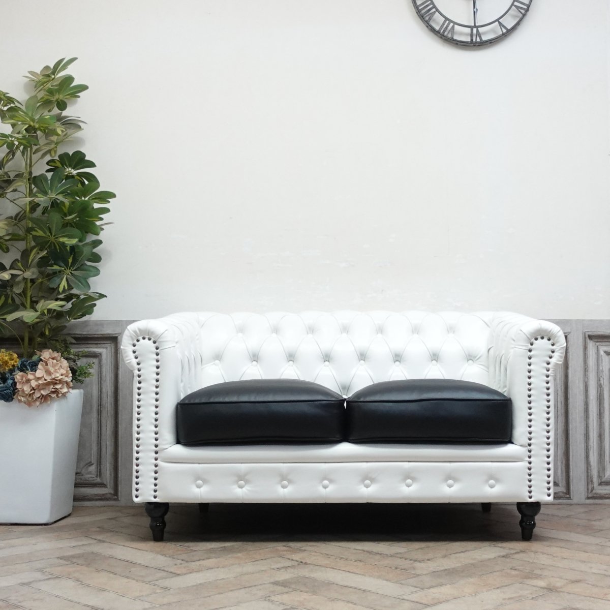 輸入家具 アンティーク ソファー そふぁ ヴィンセント ソファ 2人掛け 二人用 イギリス 英国 ヴィンテージ レトロ アンティーク風 アンティーク調 チェスターフィールド ソファ ダブルソファホテル レストラン フェイクレザー ホワイト ブラック VC2P65P32K