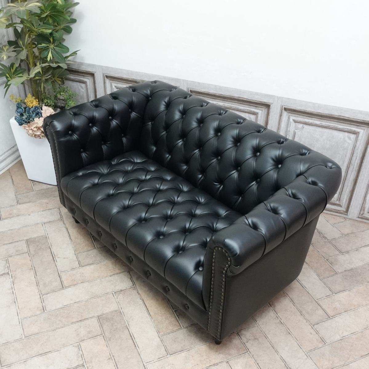 輸入家具 そふぁ ソファー デザイナーズ ヴィンセント シングルソファ ヴィンテージ 2シーター 二人掛け 2人用 アームソファ アンティーク チェスターフィールド イギリス 英国 vincent ホテル レストラン リビング ボタンダウン PUレザー 合皮 ブラック ゴシック VCB2P32K [2]