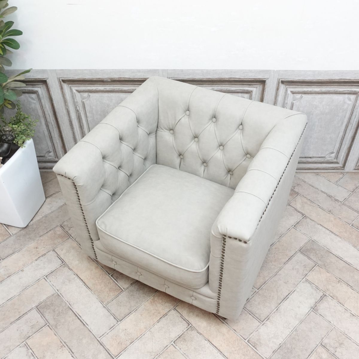 輸入家具 デザイナーズ そふぁ フェイクレザー ソファー ソファ 1人掛け 家具 かわいい アンティーク調 チェスターフィールド 一人用 ソファ Vincent(ヴィンセント) ワンルーム ソファー アンティーク風ソファ専門店 クラシックデモダン ライトグレー 合皮 VM1P101K [2]
