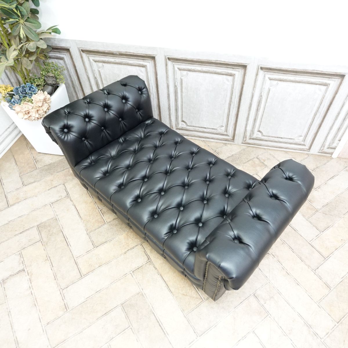輸入家具 ロースツール チェスターフィールド スツール アンティーク ホテル レストラン ロビー 腰掛け オットマン サロン ラウンジ 靴屋 店舗 什器 お店 ヴィンテージ レトロ ビンテージ ベンチスツール ヴィンセント 英国 イギリス ブラック 黒 合皮 PUレザー VCBSTP32K [3]