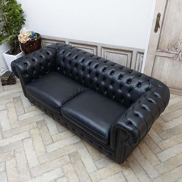 輸入家具 送料無料 そふぁ ソファー デザイナーズ クラブマン Clubman トリプルソファ ヴィンテージ 三人掛け 3人用 椅子 アンティーク チェスターフィールド 男前 イギリス 英国 ホテル レストラン リビング フェイクレザー PU 合皮 ブラック 黒 VX3P32 [3]