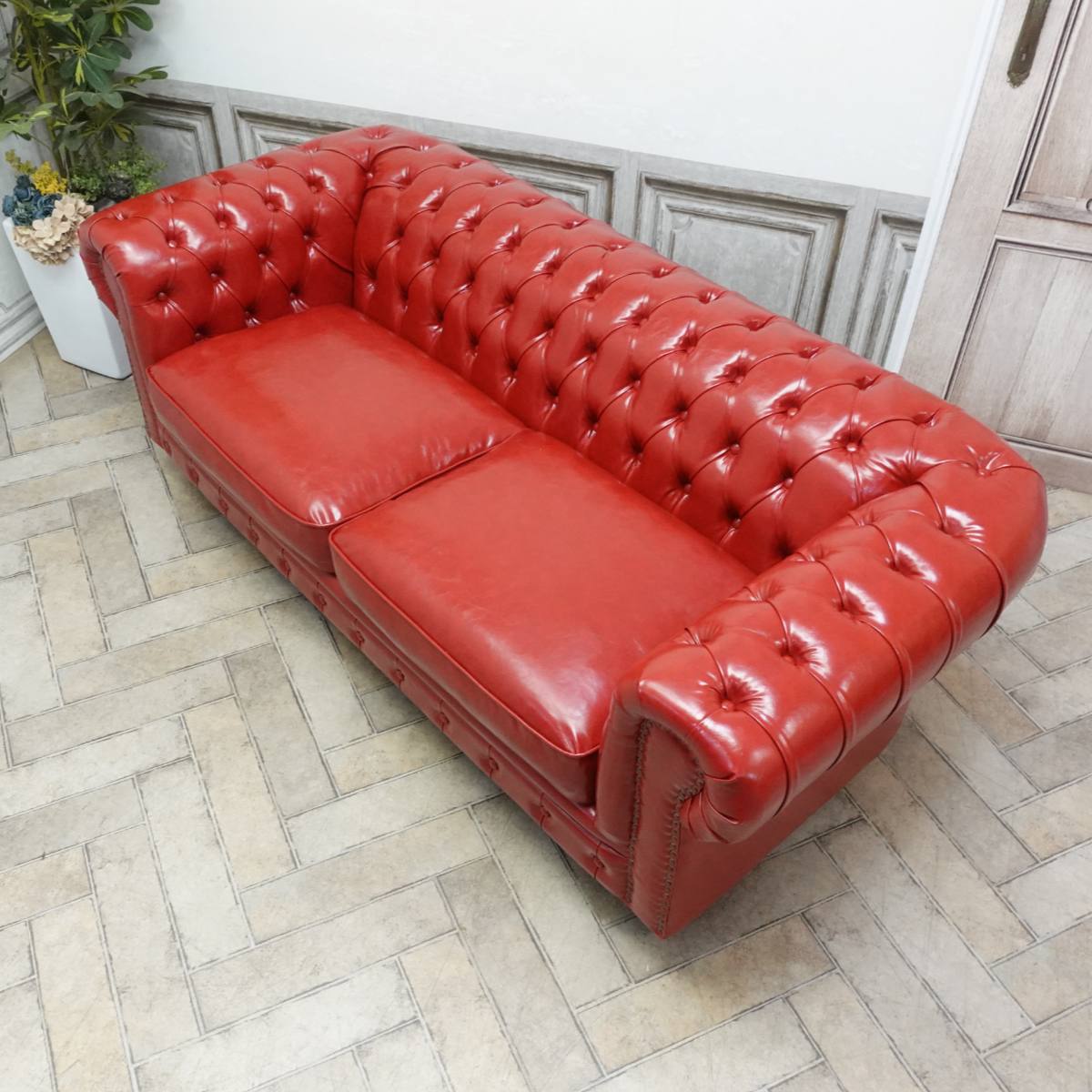 輸入家具 そふぁ ソファー デザイナーズ クラブマン トリプルソファ ヴィンテージ 3シーター 三人掛け 3人用 長椅子 アンティーク チェスターフィールド イギリス 英国 西海岸 送料無料 ホテル レストラン リビング フェイクレザー 合皮 PU 赤 VX3P63 [3]
