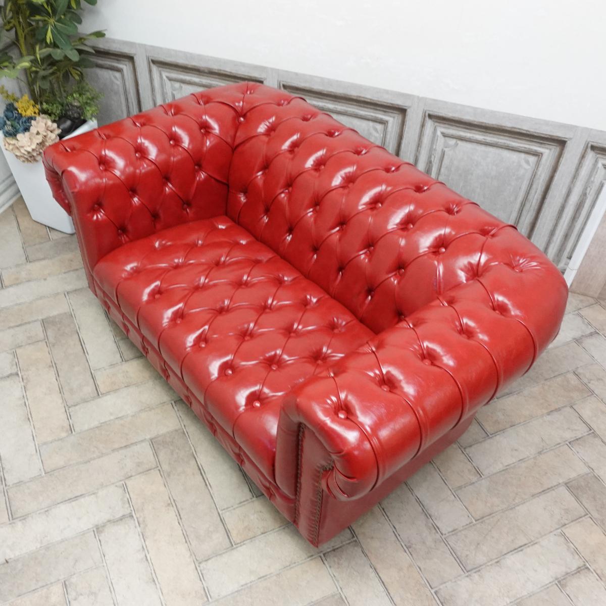 輸入家具 送料無料チェスターフィールド ソファー クラブマン Clubman ソファ チェスターフィールド イギリス 英国 ヴィンテージ ソファ レトロ ソファー 書斎 ラウンジ 高級 ソファー 2人掛け 二人掛け ダブルソファー レッド 赤 フェイクレザー PU 合皮 VXB63 [3]