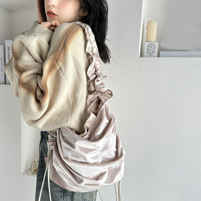 【 74%OFF ★ さらにまとめ買いクーポンで最大15％OFF】 【mily bilet】送料無料 バッグ ショルダーバッグ レディース 機能性 大容量 ギャザー ドロスト デザイン 光沢 ベロア 素材 ショルダー マグネット デザイン 秋 冬 2024aw クラシカルエルフ mi1159035のサムネイル