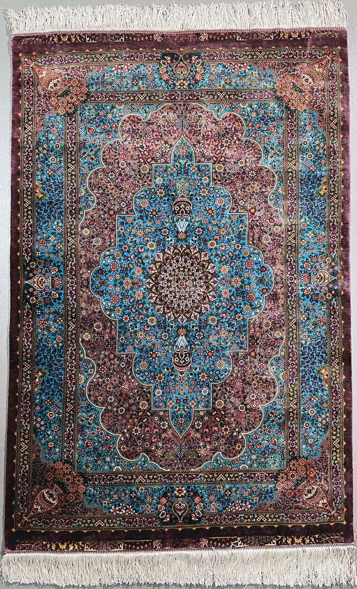 ペルシャ絨毯 クム産 シルク100%フォルザン工房155 x 101 cm（サイズM）新品 手織り ラグ カーペット クム 天然シルク ユニーク メダリオン青と紫色 ペルシャ工房 伝統的な かわいいおすすめ 逸品高級 高密度 最高評価