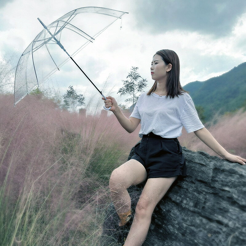 視界を遮りにくい、シンプルな透明傘 雨の日の通勤・通学・お出かけに使いやすいクリアアンブレラ 透明だから前方が見やすい 透明な傘生地を採用した、シンプルで使いやすいビニール傘です。 雨の日でも前方の視界を確保しやすく、通勤・通学・買い物など毎日の外出に便利。 合わせる服装を選びにくいクリアデザインで、男女問わず使いやすい仕様です。 商品の特徴 クリア傘面 透明な傘生地で周囲を確認しやすく、雨の日の移動をサポートします。 約98cmの傘面 日常使いしやすいサイズで、身体まわりをしっかりカバーします。 しっかりした骨組み ブラックカラーの骨組みで、シンプルかつすっきりとした印象です。 J型ハンドル 手に持ちやすく、使用しない時にも掛けやすい定番のJ型ハンドルです。 シンプルデザイン 年齢や性別を問わず使いやすく、さまざまな服装に合わせやすいデザインです。 商品サイズ 傘面直径 約98cm 全長 約70cm 持ち手幅 約7cm こんなシーンにおすすめ ・通勤、通学 ・雨の日のお買い物 ・旅行、レジャー ・イベントや屋外移動 ・シンプルな傘を探している方 ご使用上の注意 使用後は水気をよく切り、風通しの良い場所で十分に乾燥させてください。 強風時のご使用は破損の原因となる場合がありますのでご注意ください。 開閉時は周囲に人や物がないことをご確認ください。 ※撮影環境やモニター環境により、実際の商品と色味が異なる場合がございます。 ※サイズは測定方法により多少の誤差が生じる場合がございます。 ※入荷時期により、細部仕様が若干変更される場合がございます。