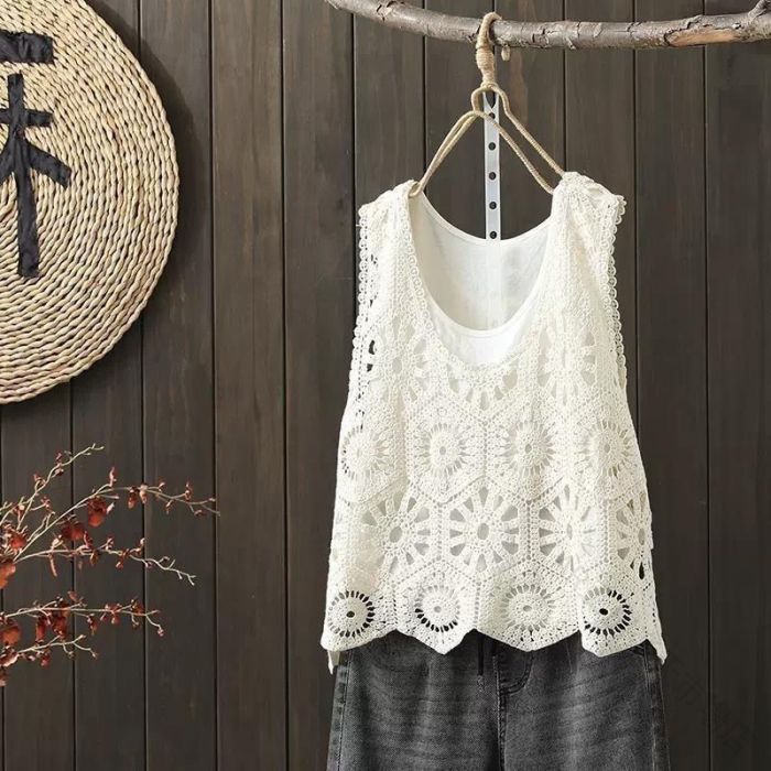 .レディース の U ネック プルオーバー ベスト は 春 夏 秋 の 着回し に ぴったり な ショート丈 ノースリーブ トップス です。 レース編み と 透かし編み の デザイン で おしゃれ な シンプル カジュアル スタイル を 演出し、 体型カバー も 叶えます。 ナチュラル な 印象 で レイヤード や 重ね着 にも 最適 です。。レディース ベスト U ネック プルオ トップス ベスト 早い者勝ち ホワイト ブラック グレー ベージュ カーキ コーヒー オレンジ グリーン