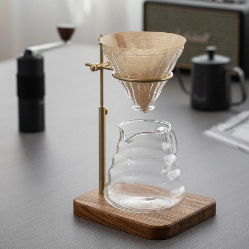 この商品について ■真ちゅう製のスタンド　ハンドドリップコーヒーフィルターホルダー、 ウォールナットスタンドと真ちゅう製のブラケットをセットにして、高級感があふれます ■真ちゅう製の頑丈なブラケットは滑らかな表面で処理、光沢のある金属銅の光沢に見えます ■北米のクルミスタンドは各ピースには独特の木目があり、滑らかなタッチ感も得られます ■自由に調整可能な高さ、3軸関節調整、正確な咬合キスのため、 シフトが容易ではない、ドリップ位置がより正確なポジショニングになります ■取り外し可能なアセンブリのブラケットはシンプルでお手入れが簡単で、 スタンドの高さは自由に調整でき、ほとんどのコーヒーフィルターカップに適しています ■サイズ: 約18cm*15.5cm*2cm ■重量: 約470g ※同じカラー名でも大小によって色味が異なる場合がございます。 ※モニターの発色具合によって実際のものと色が異なる場合があります。 よく一緒に購入されている商品 コーヒー用紙スタンド 木製 コーヒー ペーパー収納 コーヒーフィルターホルダー 1,980円 木製鍋敷き 和風 タイル 木 断熱 ビンテージ風 北欧2,680円 フルーツピック セット 5本入り 木製 ステンレス デザートフォーク2,980円 新着商品はこちら ヘッドホンスタンド 天然木 高級ブラックウォールナット3,990円この商品について ■真ちゅう製のスタンド　ハンドドリップコーヒーフィルターホルダー、 ウォールナットスタンドと真ちゅう製のブラケットをセットにして、高級感があふれます ■真ちゅう製の頑丈なブラケットは滑らかな表面で処理、光沢のある金属銅の光沢に見えます ■北米のクルミスタンドは各ピースには独特の木目があり、滑らかなタッチ感も得られます ■自由に調整可能な高さ、3軸関節調整、正確な咬合キスのため、 シフトが容易ではない、ドリップ位置がより正確なポジショニングになります ■取り外し可能なアセンブリのブラケットはシンプルでお手入れが簡単で、 スタンドの高さは自由に調整でき、ほとんどのコーヒーフィルターカップに適しています ■サイズ: 約18cm*15.5cm*2cm ■重量: 約470g ※同じカラー名でも大小によって色味が異なる場合がございます。 ※モニターの発色具合によって実際のものと色が異なる場合があります。 よく一緒に購入されている商品 コーヒー用紙スタンド 木製 コーヒー ペーパー収納 コーヒーフィルターホルダー 1,980円 木製鍋敷き 和風 タイル 木 断熱 ビンテージ風 北欧2,680円 フルーツピック セット 5本入り 木製 ステンレス デザートフォーク2,980円 新着商品はこちら ヘッドホンスタンド 天然木 高級ブラックウォールナット3,990円