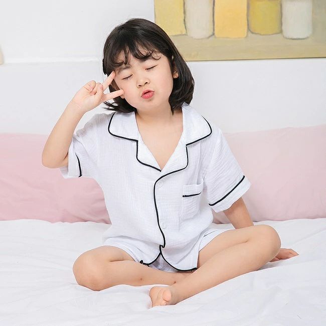 クリーニングエイトの寝巻き ガウチョパンツ 子供パジャマ パジャマ キッズガーゼパジャマ 春夏秋 プレゼント 綿100％ ルームウエア 素敵な色 半袖 ネイビーゴムウェア かわいい かわいい ギフト 100~160CM おしゃれ 上下セット 前開き ホワイト ピンク ダブルガーゼキッズパジャマ 綿 かぶり｜アングル2
