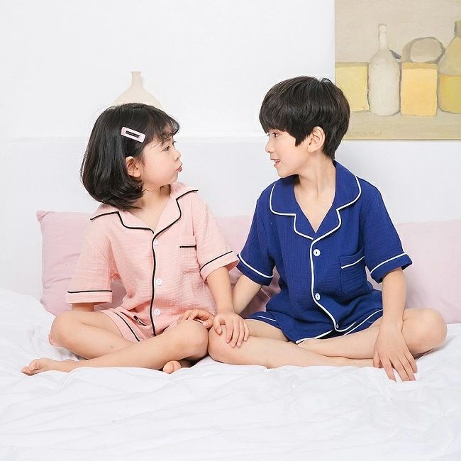 クリーニングエイトの寝巻き ガウチョパンツ 子供パジャマ パジャマ キッズガーゼパジャマ 春夏秋 プレゼント 綿100％ ルームウエア 素敵な色 半袖 ネイビーゴムウェア かわいい かわいい ギフト 100~160CM おしゃれ 上下セット 前開き ホワイト ピンク ダブルガーゼキッズパジャマ 綿 かぶり｜アングル3