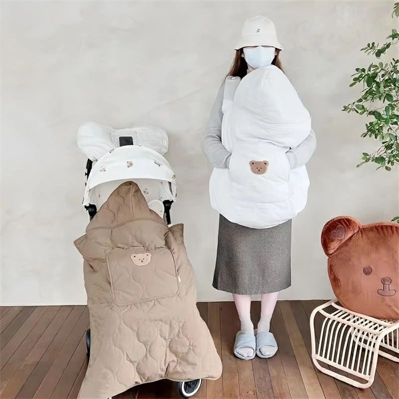 抱っこ紐につけてだっこ＆おんぶ、ベビーカーにもつけられる 2WAY仕様なのでお出かけのシーンに合わせて幅広くお使いいただけます。 幅が広いので、ベビーカーにつけてブランケットとしても使用可サイドまでしっかりカバーできるから特に寒い日でも安心してお使いいただけます。冬のお出かけのおともにどうぞ ポケット状になっているので赤ちゃんの足元をすっぽり包み込んで温めます。ハンドマフに手を入れればママの手もあったかい　 お手持ちのコートに合わせやすいようにシンプルなデザインにこだわりました。 裏地には軽くてあったかいボア素材を使用。ふわふわの肌触りが気持ちいい　表地にはポリエステル素材を使用しているので、風を通しづらく保温効果抜群！！ 薄くて軽いのにしっかり暖かい冬のお出かけをもっと楽しく、また快適にサポートします。抱っこ紐につけてだっこ＆おんぶ、ベビーカーにもつけられる 2WAY仕様なのでお出かけのシーンに合わせて幅広くお使いいただけます。 幅が広いので、ベビーカーにつけてブランケットとしても使用可サイドまでしっかりカバーできるから特に寒い日でも安心してお使いいただけます。冬のお出かけのおともにどうぞ ポケット状になっているので赤ちゃんの足元をすっぽり包み込んで温めます。ハンドマフに手を入れればママの手もあったかい　 お手持ちのコートに合わせやすいようにシンプルなデザインにこだわりました。 裏地には軽くてあったかいボア素材を使用。ふわふわの肌触りが気持ちいい　表地にはポリエステル素材を使用しているので、風を通しづらく保温効果抜群！！ 薄くて軽いのにしっかり暖かい冬のお出かけをもっと楽しく、また快適にサポートします。
