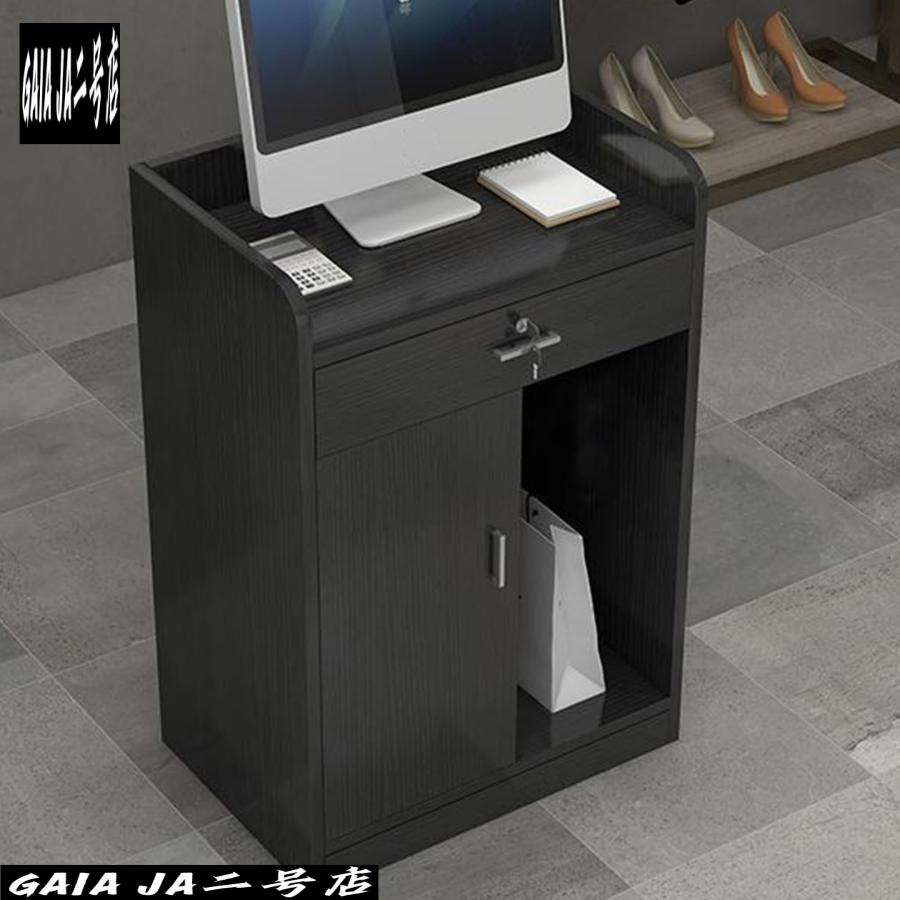厚い素材: レジカウンター 受付カウンター 厚手の素材で作られています。日常生活のさまざまなアイテムの配置に耐えることができ、厚い素材は耐久性を確保し、長期間使用しても変形したり摩耗したりしにくいです。安定した構造: 受付デスク 受付カウンターテーブル 堅牢な構造設計とコンパクトなコンポーネント接続。頻繁な操作でも揺れたり緩んだりすることがないので、レジや受付業務が確実に行えます。大容量： 企業のフロントデスク フロントデスク 内部スペースが広いので、スペース不足を心配することなく、さまざまなストレージニーズを満たすことができます。書類やパンフレットなどを収納できます。大容量なのでカウンター上を常に清潔に保ち、物をよりきれいに収納できます。多用途: レジ係カウンター 組み立てレジ台 ロック可能な引き出し付き。鍵付きの引き出しには、現金や重要な紙幣などの大切な品物を保管でき、財産の安全を確保できます。ストレージスペースが大きく、さまざまなシナリオでの使用ニーズを満たすことができます。幅広い応用シナリオ: 受付台 ハイカウンター 受付カウンター 小型 さまざ厚い素材: レジカウンター 受付カウンター 厚手の素材で作られています。日常生活のさまざまなアイテムの配置に耐えることができ、厚い素材は耐久性を確保し、長期間使用しても変形したり摩耗したりしにくいです。安定した構造: 受付デスク 受付カウンターテーブル 堅牢な構造設計とコンパクトなコンポーネント接続。頻繁な操作でも揺れたり緩んだりすることがないので、レジや受付業務が確実に行えます。大容量： 企業のフロントデスク フロントデスク 内部スペースが広いので、スペース不足を心配することなく、さまざまなストレージニーズを満たすことができます。書類やパンフレットなどを収納できます。大容量なのでカウンター上を常に清潔に保ち、物をよりきれいに収納できます。多用途: レジ係カウンター 組み立てレジ台 ロック可能な引き出し付き。鍵付きの引き出しには、現金や重要な紙幣などの大切な品物を保管でき、財産の安全を確保できます。ストレージスペースが大きく、さまざまなシナリオでの使用ニーズを満たすことができます。幅広い応用シナリオ: 受付台 ハイカウンター 受付カウンター 小型 さまざ
